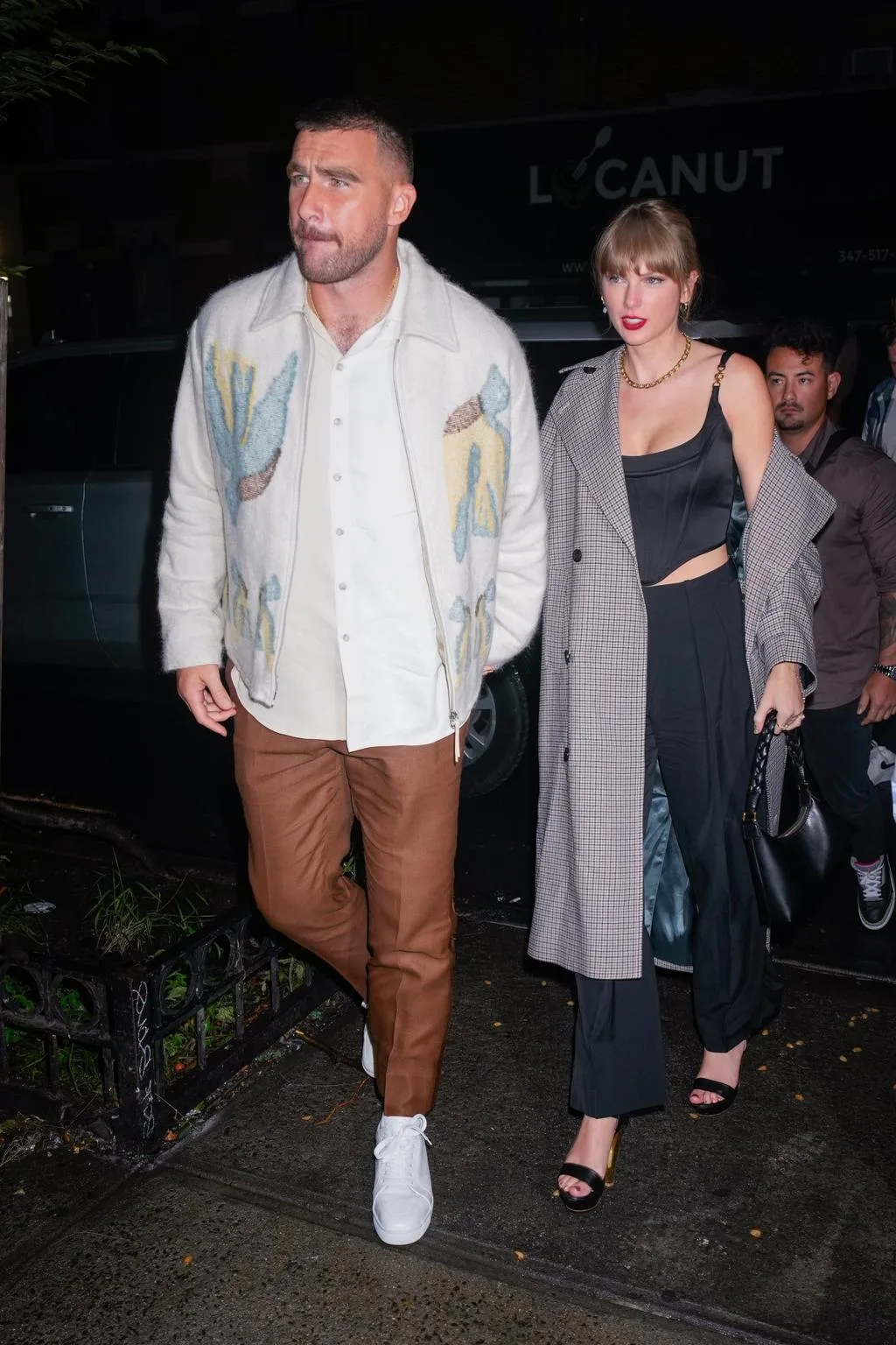 taylor swift diện trench coat