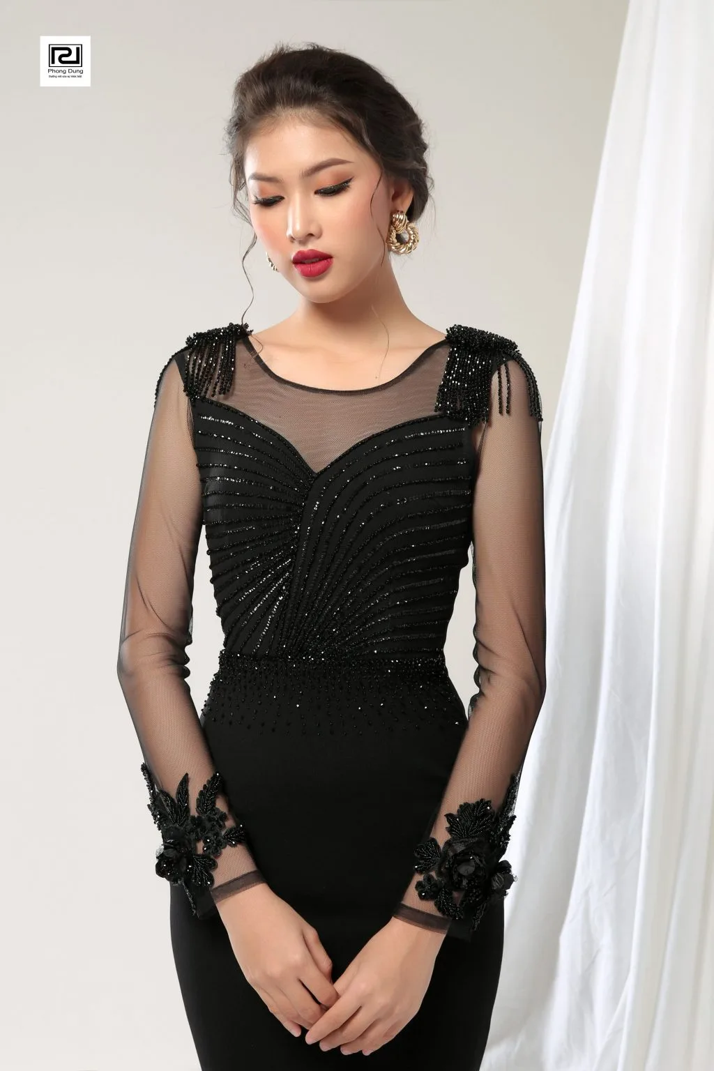Người mẫu mặc váy đen có ren