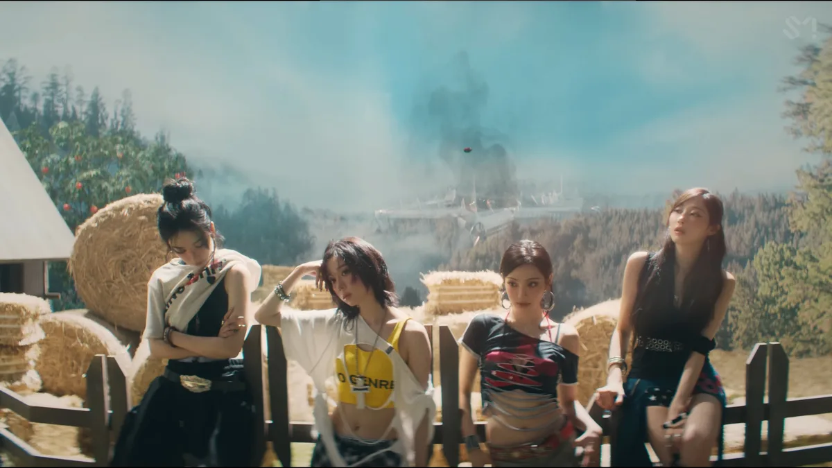 thời trang sport bra MV Rock Star của aespa