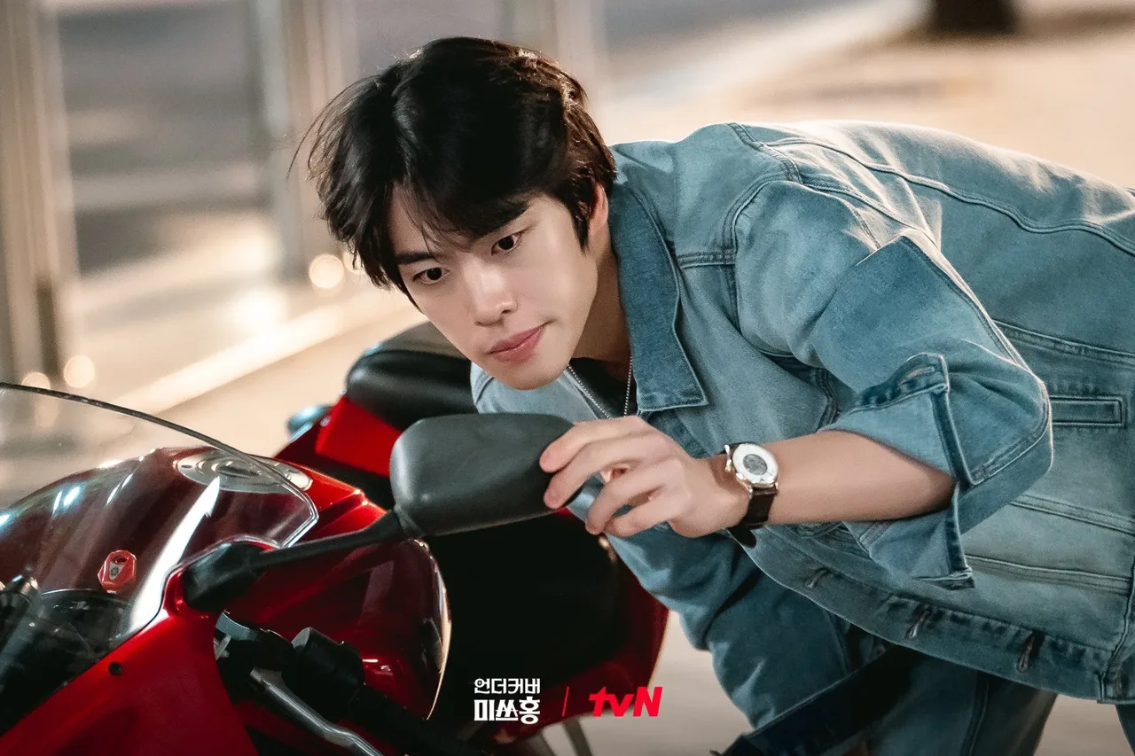 Cho Han Gyeol trong vai Albert Oh