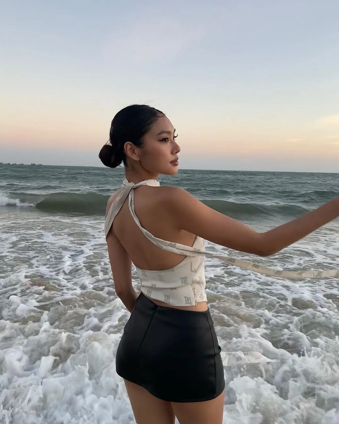 Thảo Nhi lê diện áo hở lưng