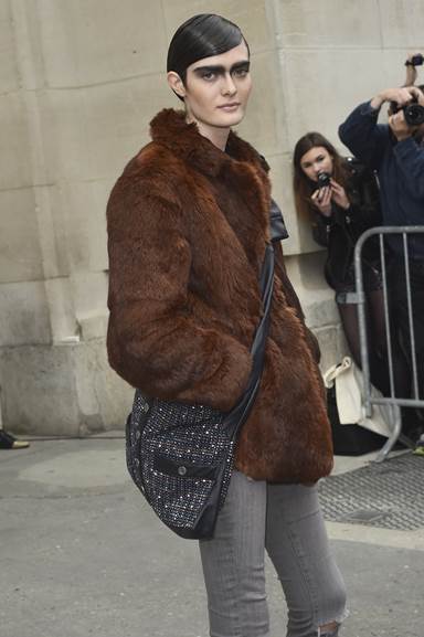 Người mẫu Sam ROLLINSON mang túi Girl CHANEL bằng vải tweed đa sắc và da màu đen tại Paris