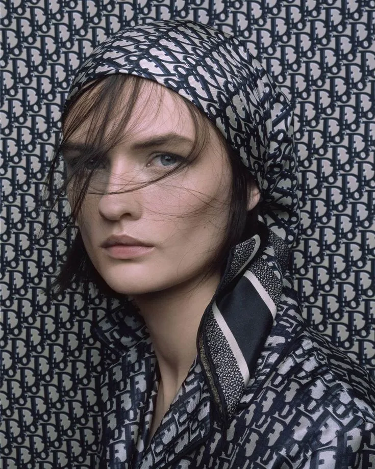 khăn quàng của dior