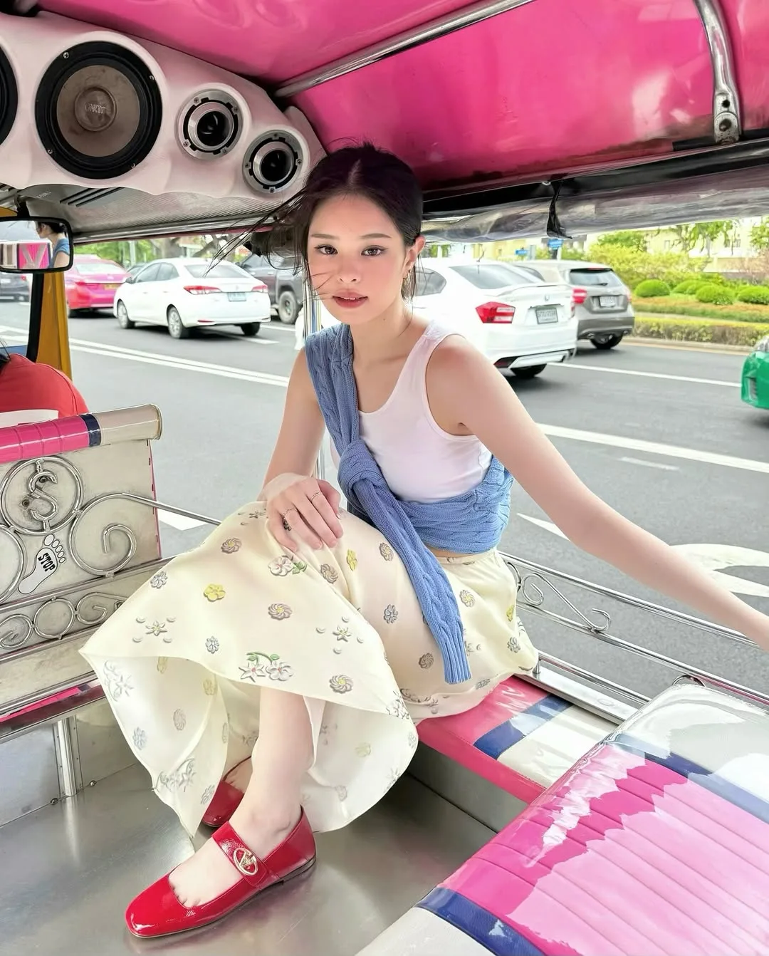 thời trang "bông hồng lai" Ally Achiraya