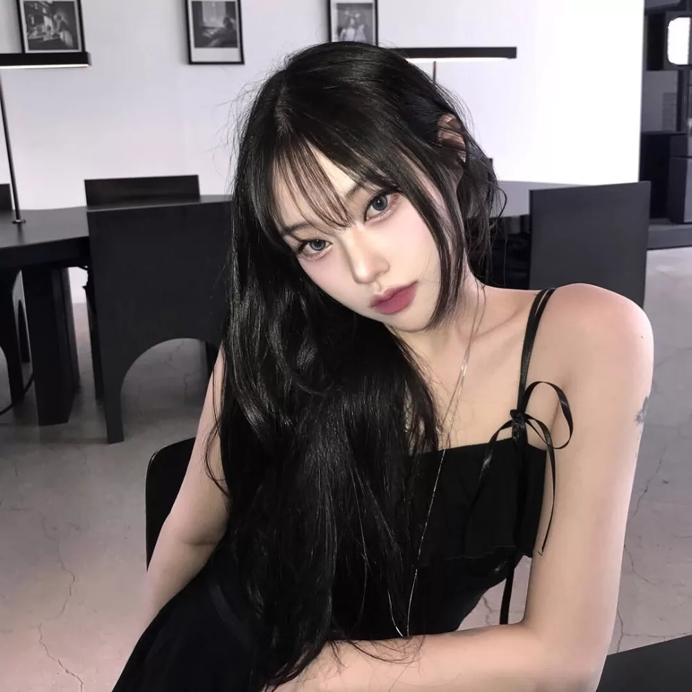 Cô gái mang đầm đen