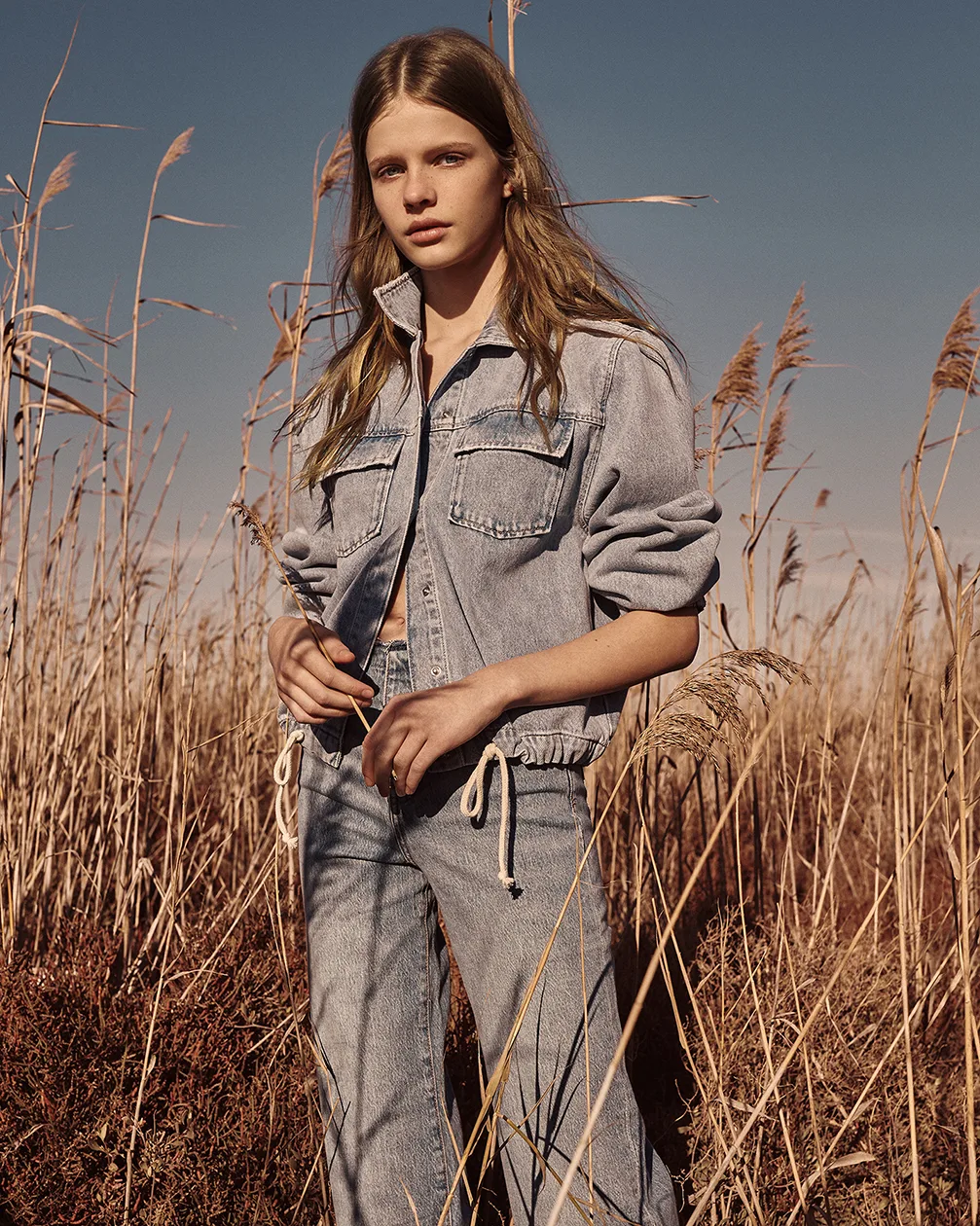 cô gái mặc trang phục denim xanh mango