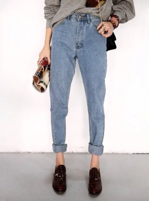 Dạng quần jeans boyfriend hoặc quần dáng cà rốt (carrot shape) cũng là hai sự lựa chọn tốt cho cô nàng nhỏ nhắn.