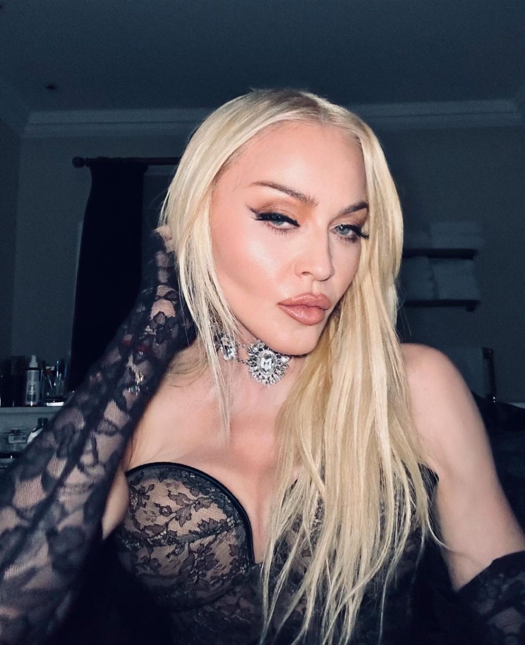 Madonna tạo khối sắc nét trong khuôn khổ Celebration tour.