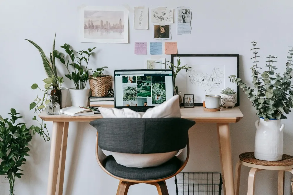 Bàn làm việc có đặt nhiều cây xanh