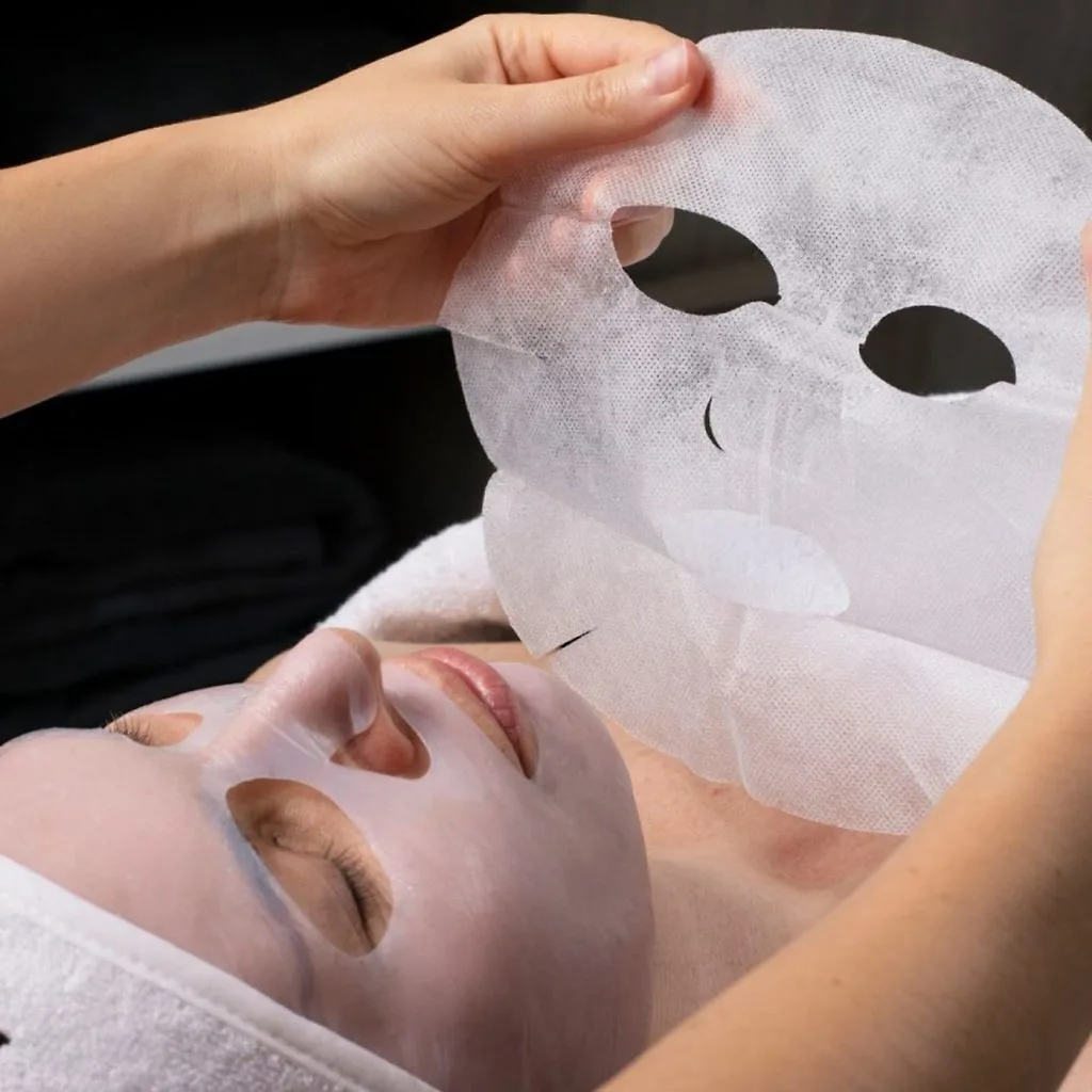 Đắp mặt nạ giấy