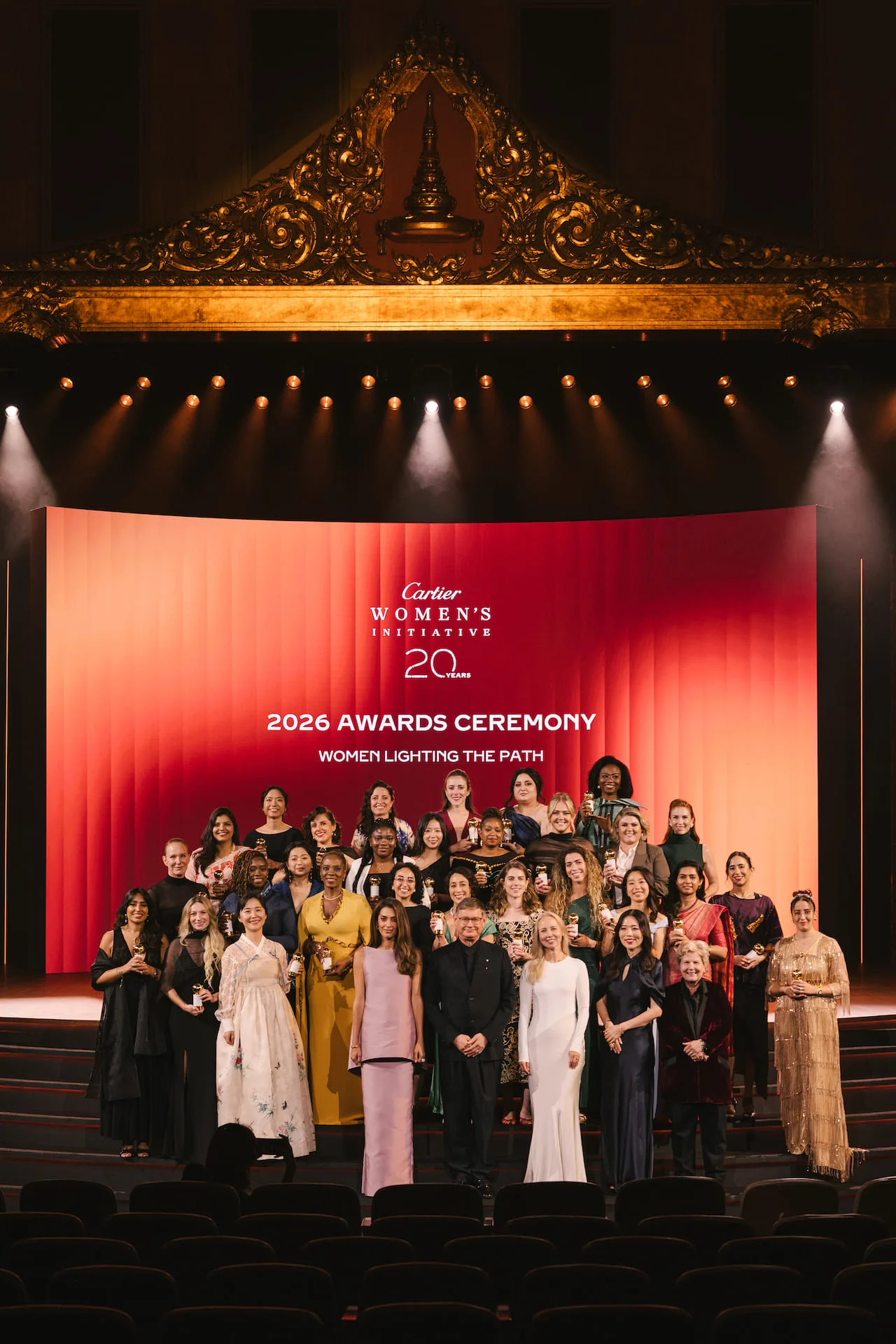 Amal Clooney, Cyrille Vigneron, Yanina Novitskaya, Kiyo Taga-Witkin cùng các nữ doanh nhân được vinh danh năm 2026 trên sân khấu lễ trao giải Cartier Women’s Initiative tại Bangkok.