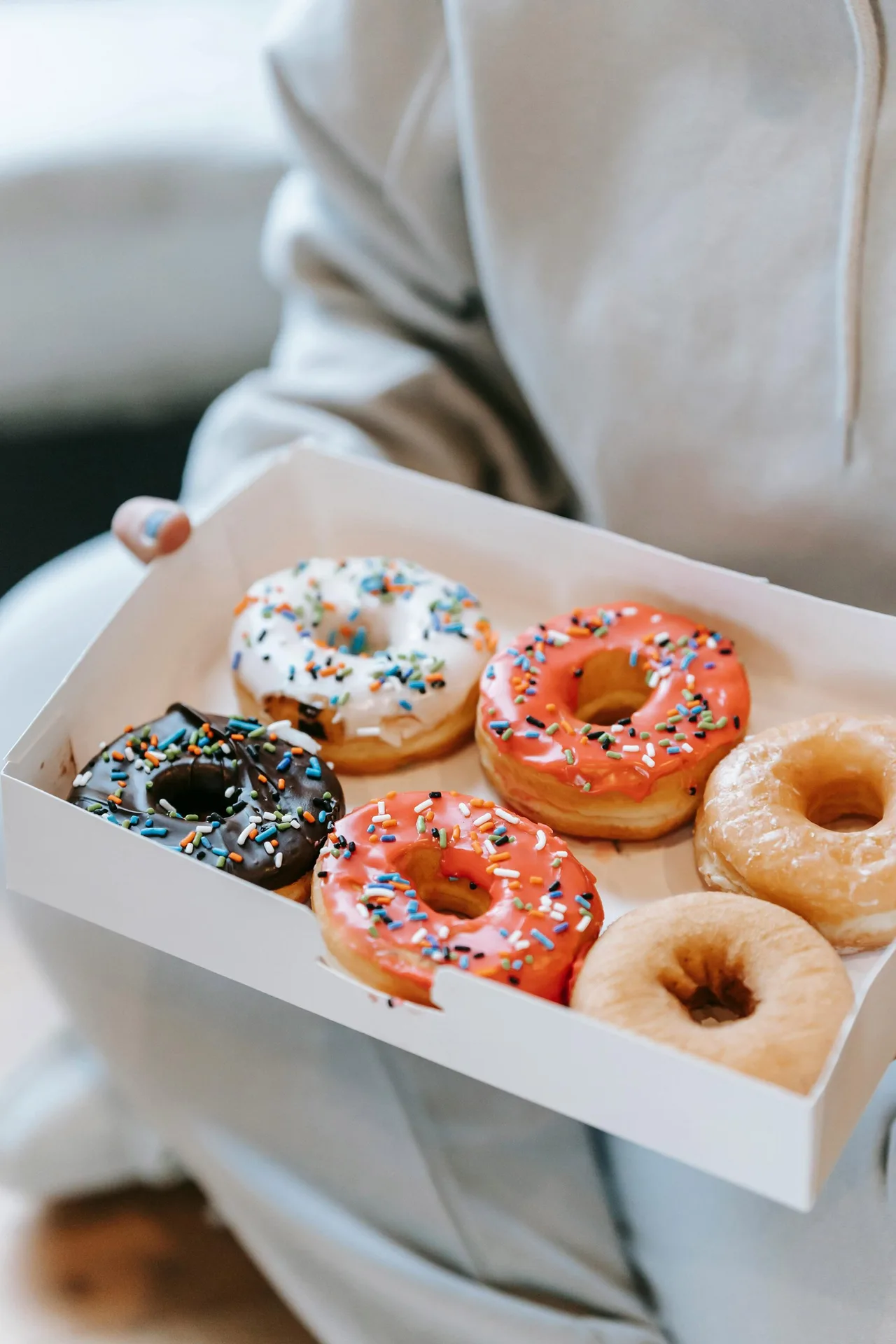 thực phẩm ngọt không tốt cho răng Hộp bánh donut.