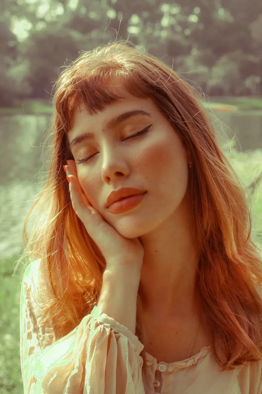 Dưỡng da-Cô gái sờ má. Dưỡng da-Cô gái sờ má.