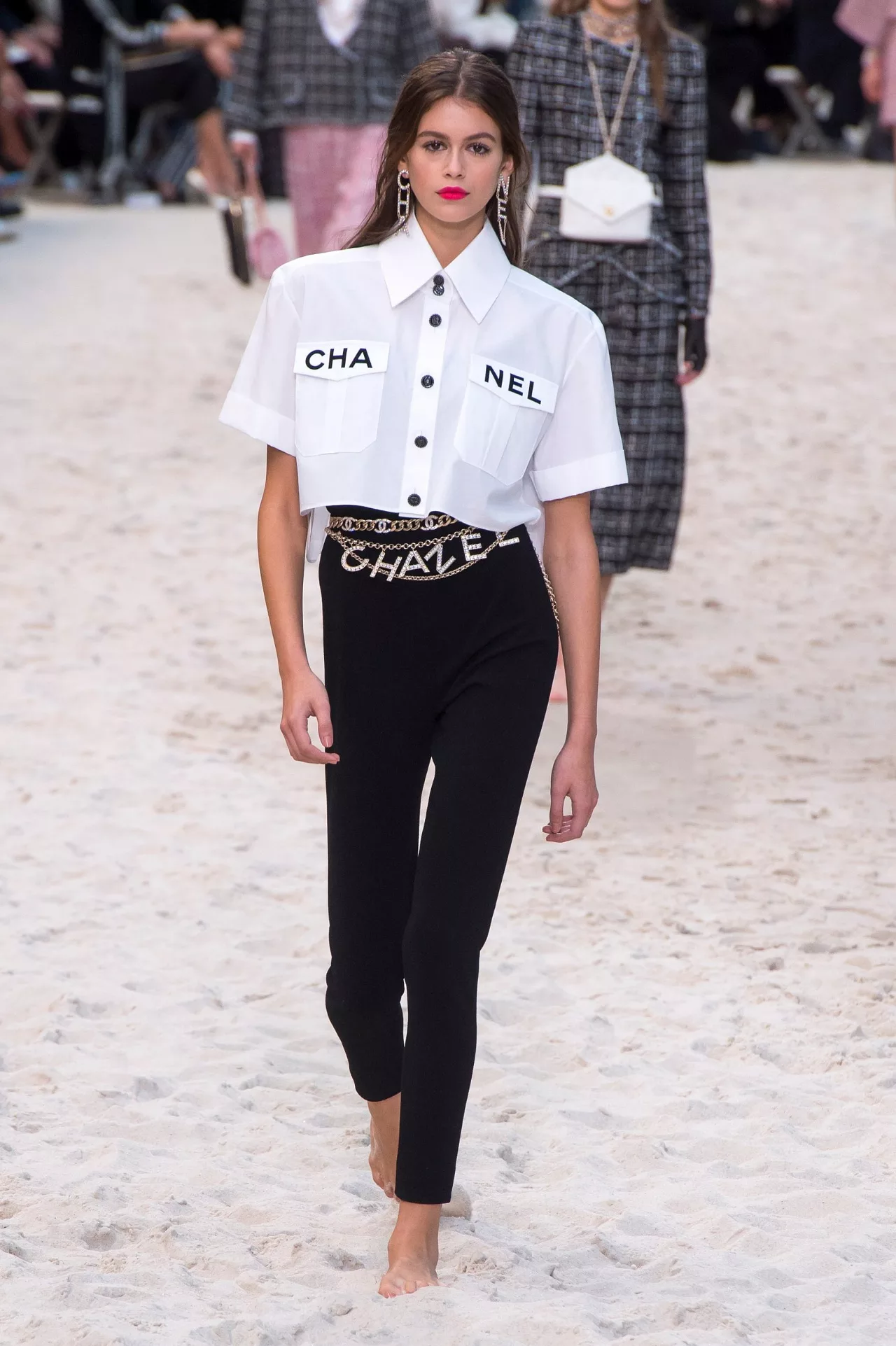 chanel sơ mi trắng in tên thương hiệu
