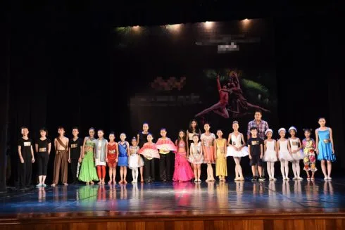 Với chủ đề "Em mơ một giấc mơ", chương trình là sự nối kết của những ước mơ trẻ thơ