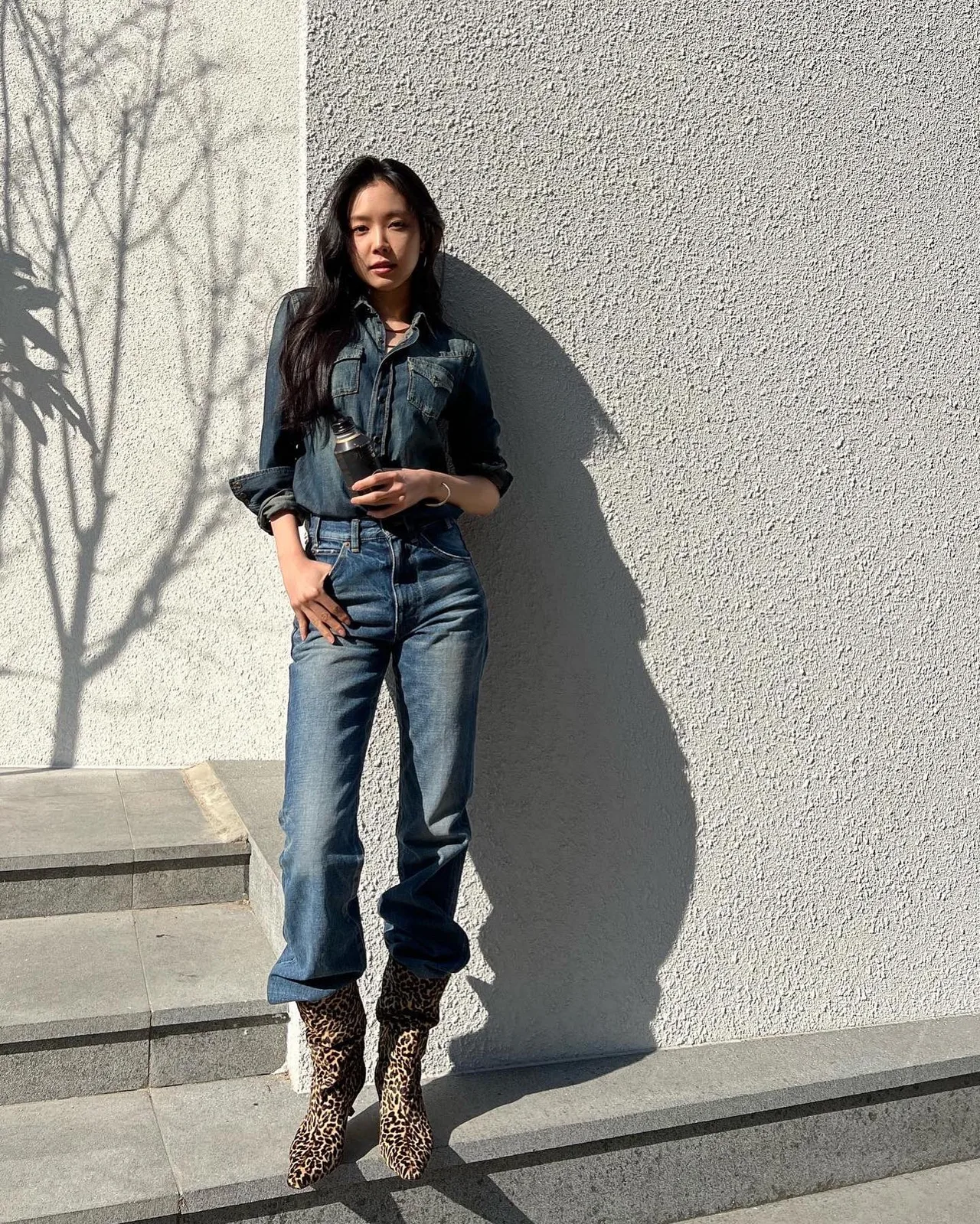 Son Naeun mặc denim on denim