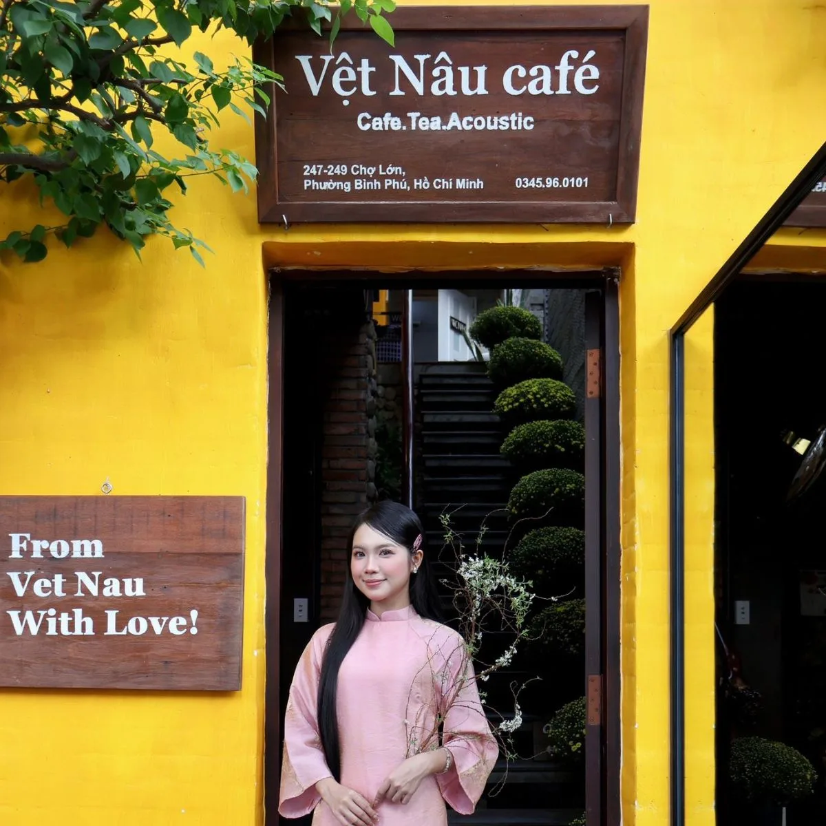 Quán cà phê Vệt Nâu gợi mở không khí Tết qua những bối cảnh được bày trí tinh tế và giàu cảm hứng.
