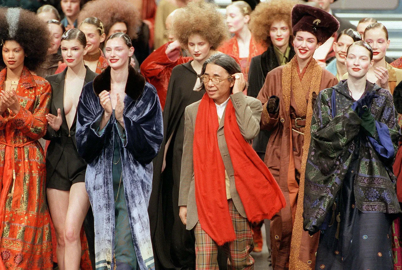Kenzo Takada trong sàn diễn BST Thu đông 1999-98 của mình