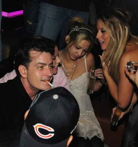 Cuộc đời của Charlie Sheen là chuỗi dài những bữa tiệc tùng thâu đêm trác táng. Anh tự khai đã giành ra hơn $50,000 cho dịch vụ gái mại dâm của Heidi Fleiss