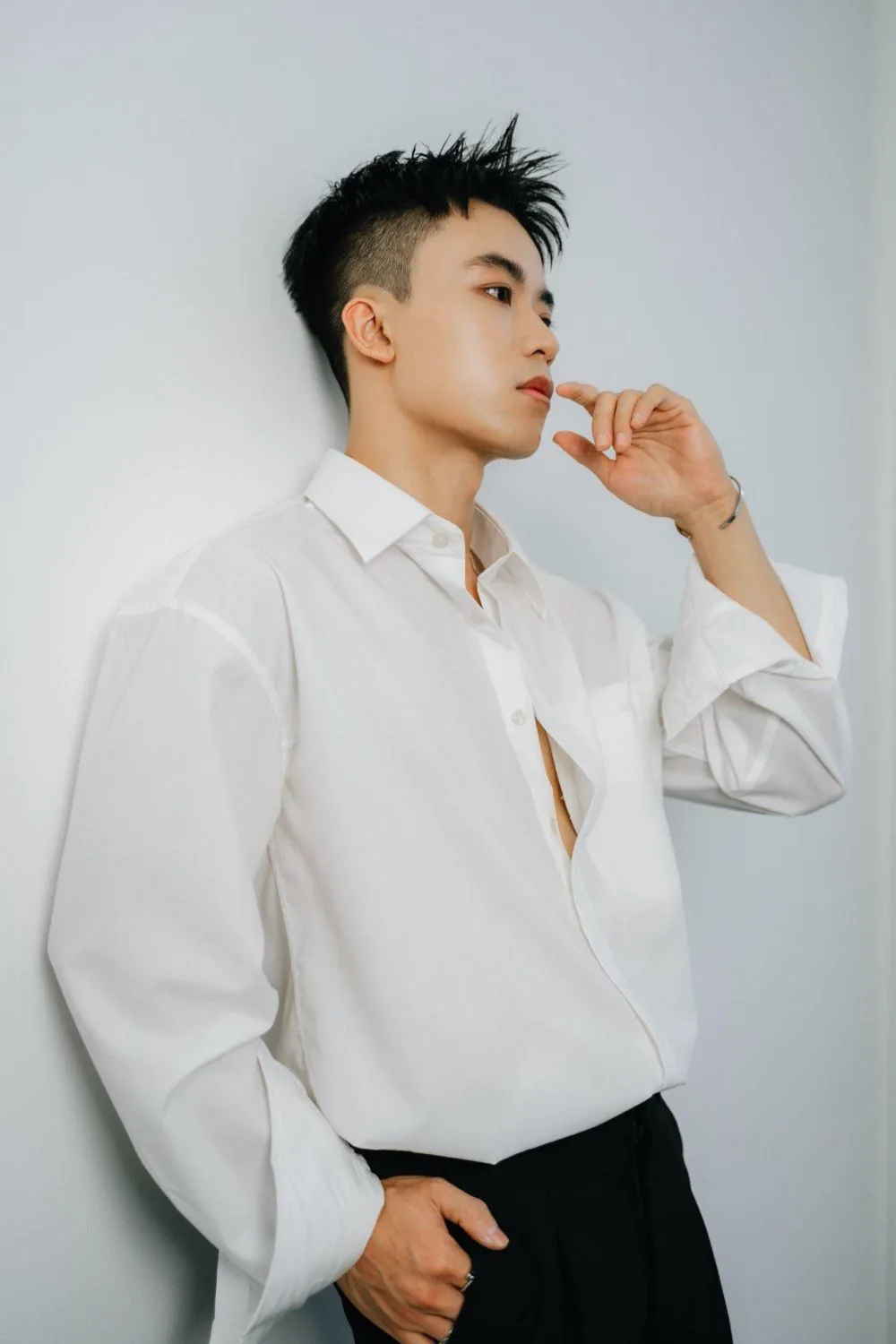 Lương Đỗ mặc sơ mi trắng