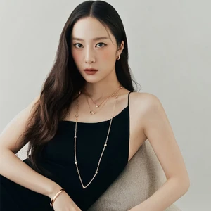 Krystal Jung mang váy đen và xõa tóc