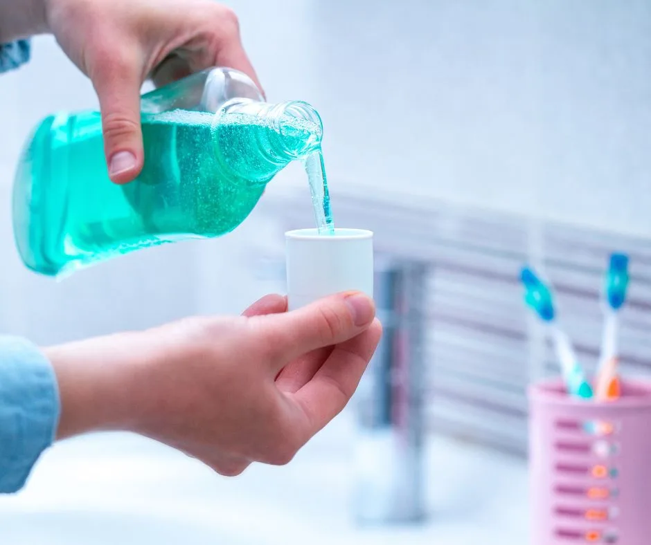 sử dụng nước súc miệng không cồn