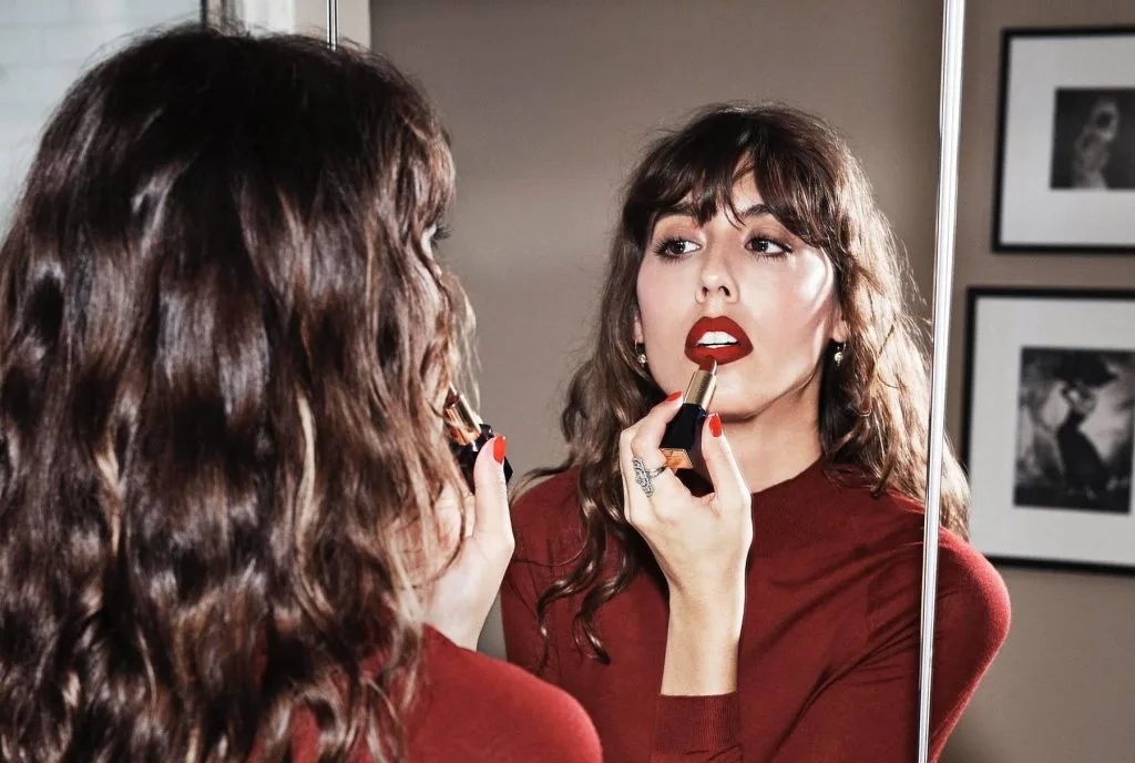 phong cách tô son đỏ như quý cô Pháp của Violette Serrat