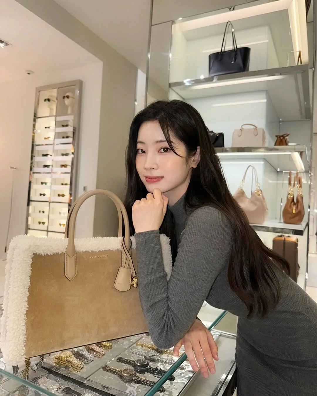 Dahyun thanh lịch trong chiếc đầm dệt kim xám tôn dáng.