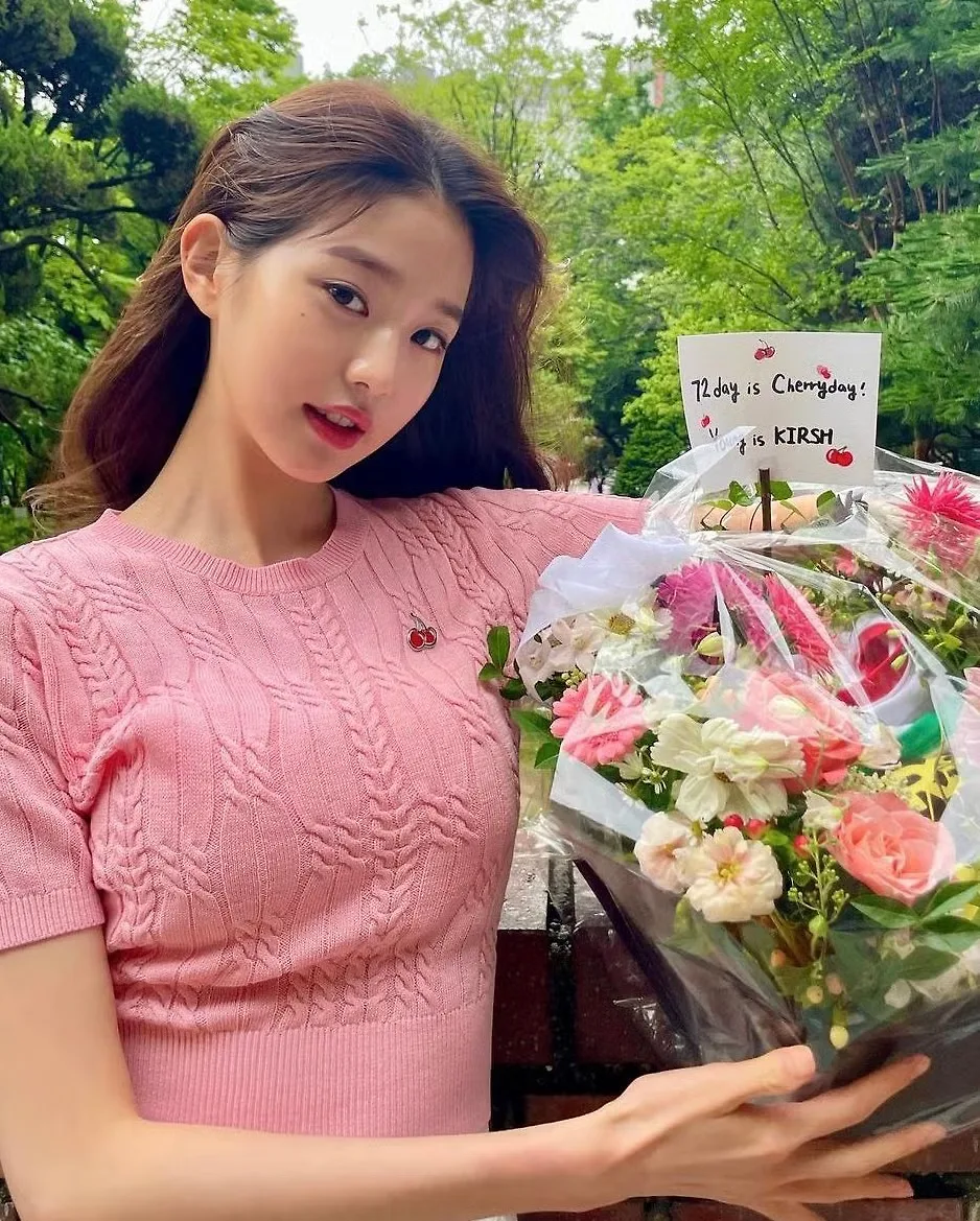 wonyoung áo hồng hoa anh đào