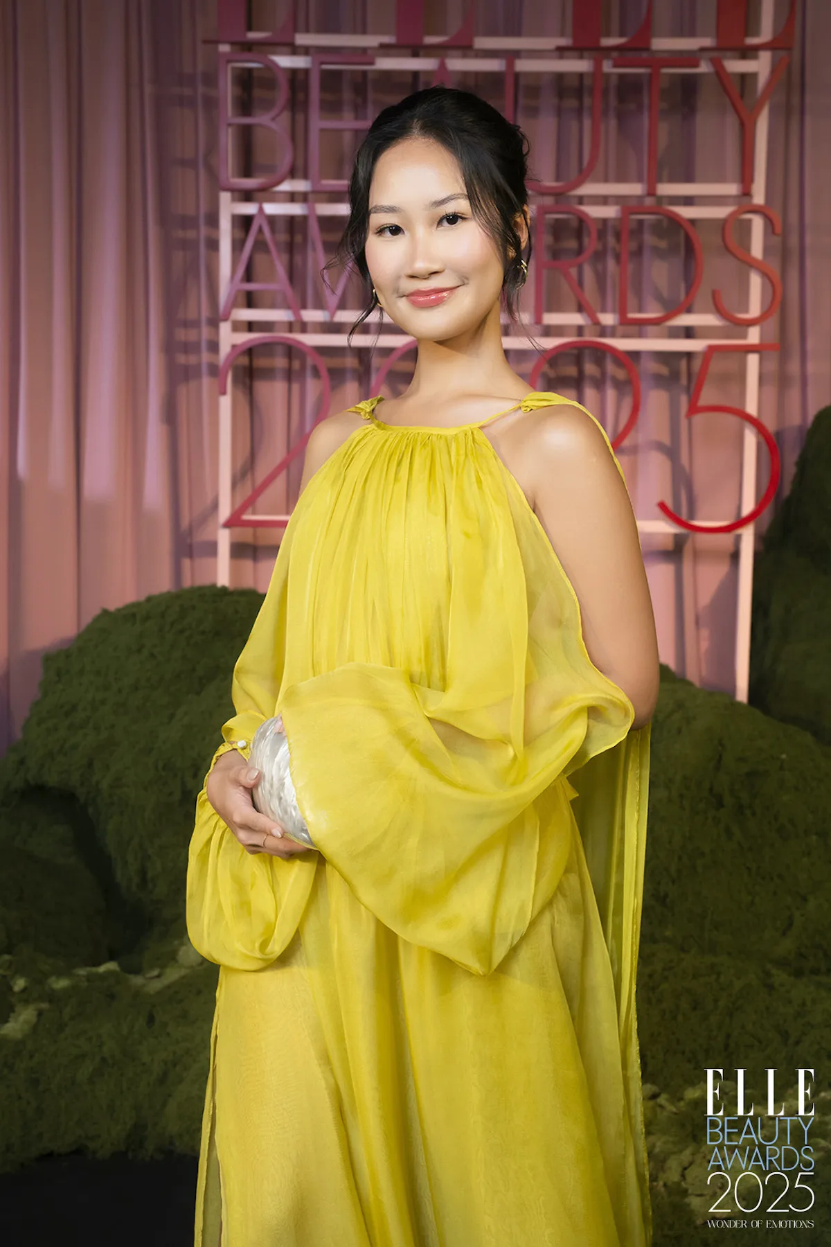 Beauty Blogger Uyên Lưu diện cùng váy lụa vàng tại ELLE Beauty Awards 2025