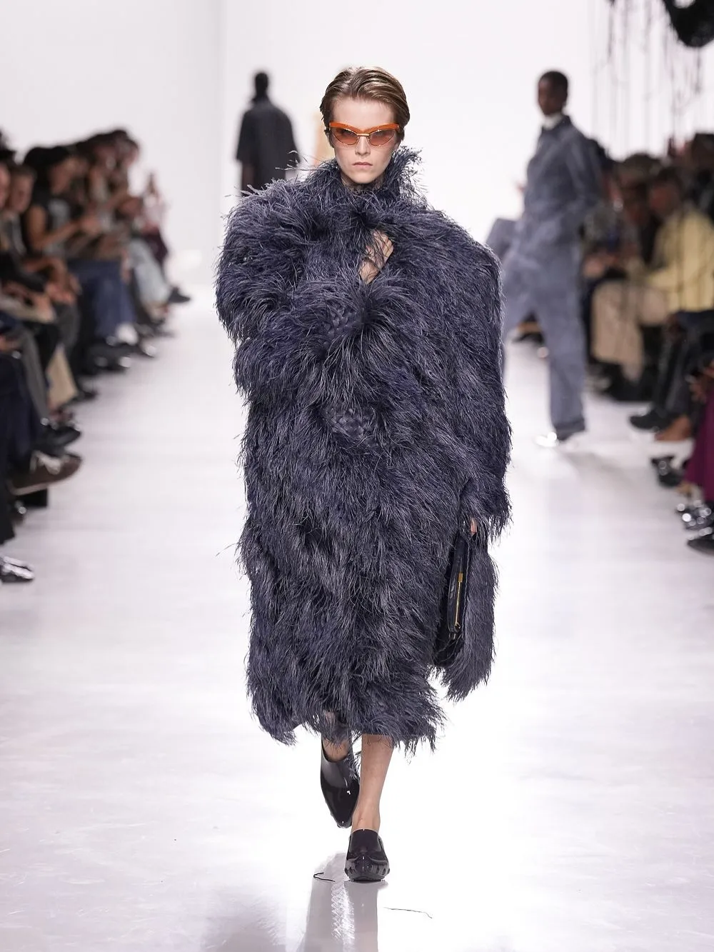 Bước chuyển mình của thời trang Xuân 2026 trên nền ánh sáng runway.