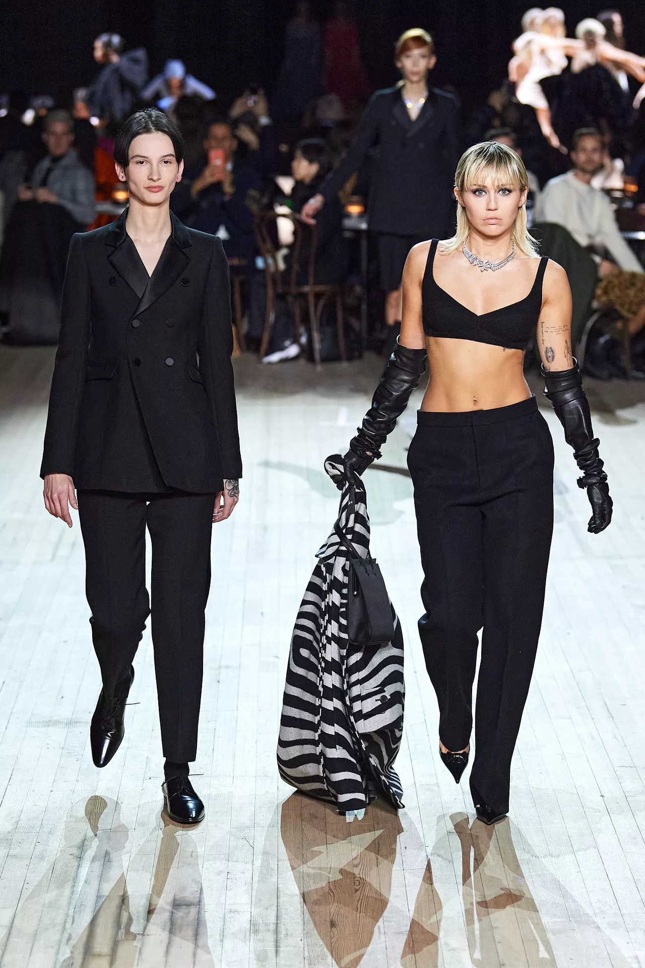 tuần lễ thời trang thu đông 2020 marc jacobs miley cyrus