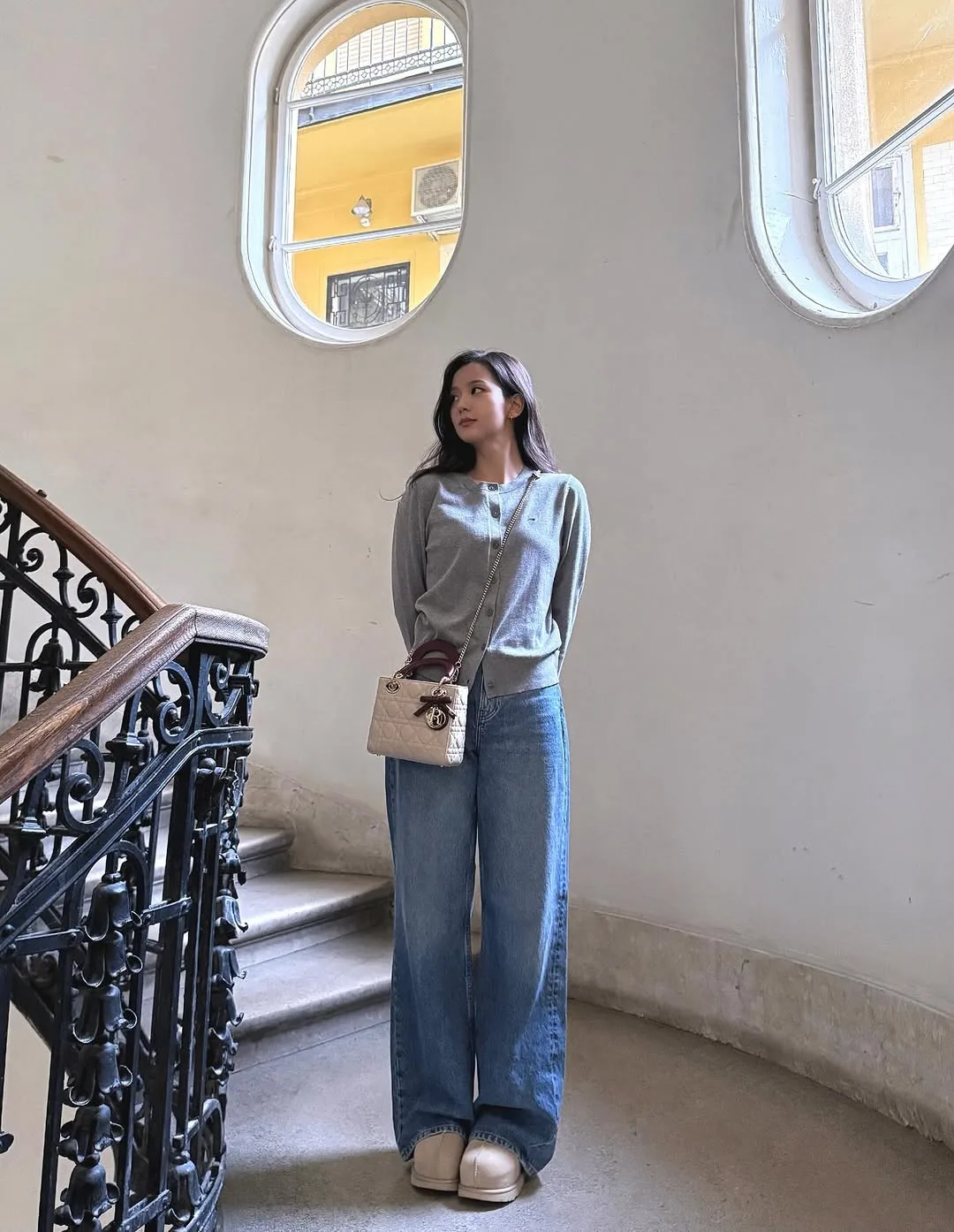 Quần jeans cạp cao hack dáng, kéo dài đôi chân miên man.