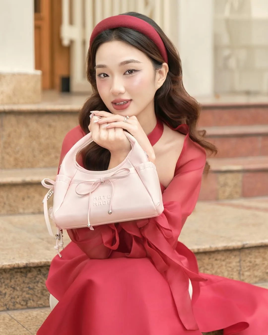 Túi Duyên nổi bật trong áo dài đỏ