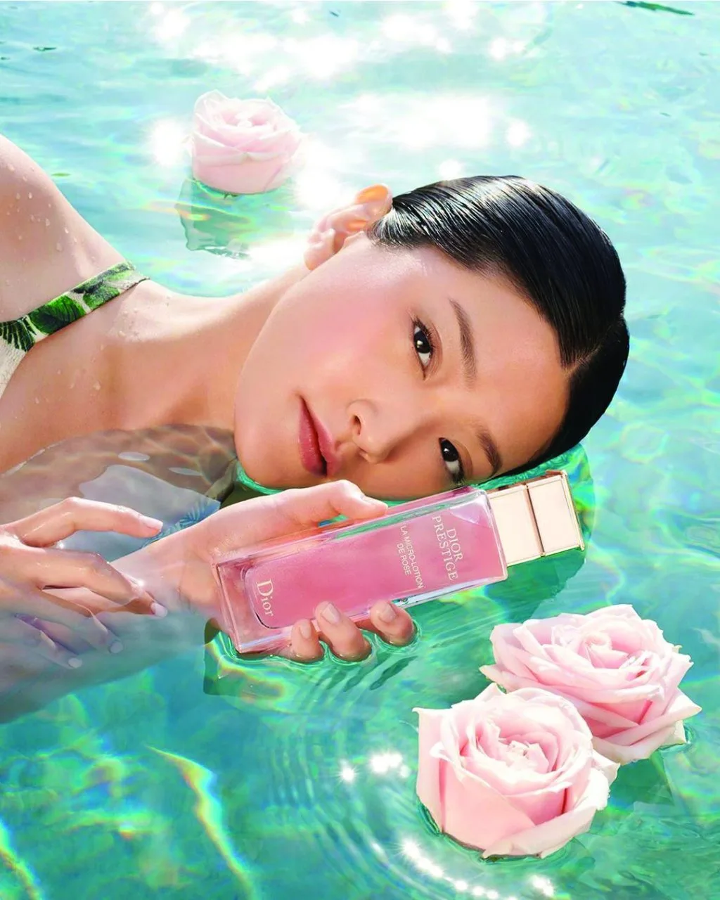 Lotion Dior La Micro-Lotion de Rose chứa chiết xuất từ những bông hồng Granville. Lotion Dior La Micro-Lotion de Rose chứa chiết xuất từ những bông hồng Granville.
