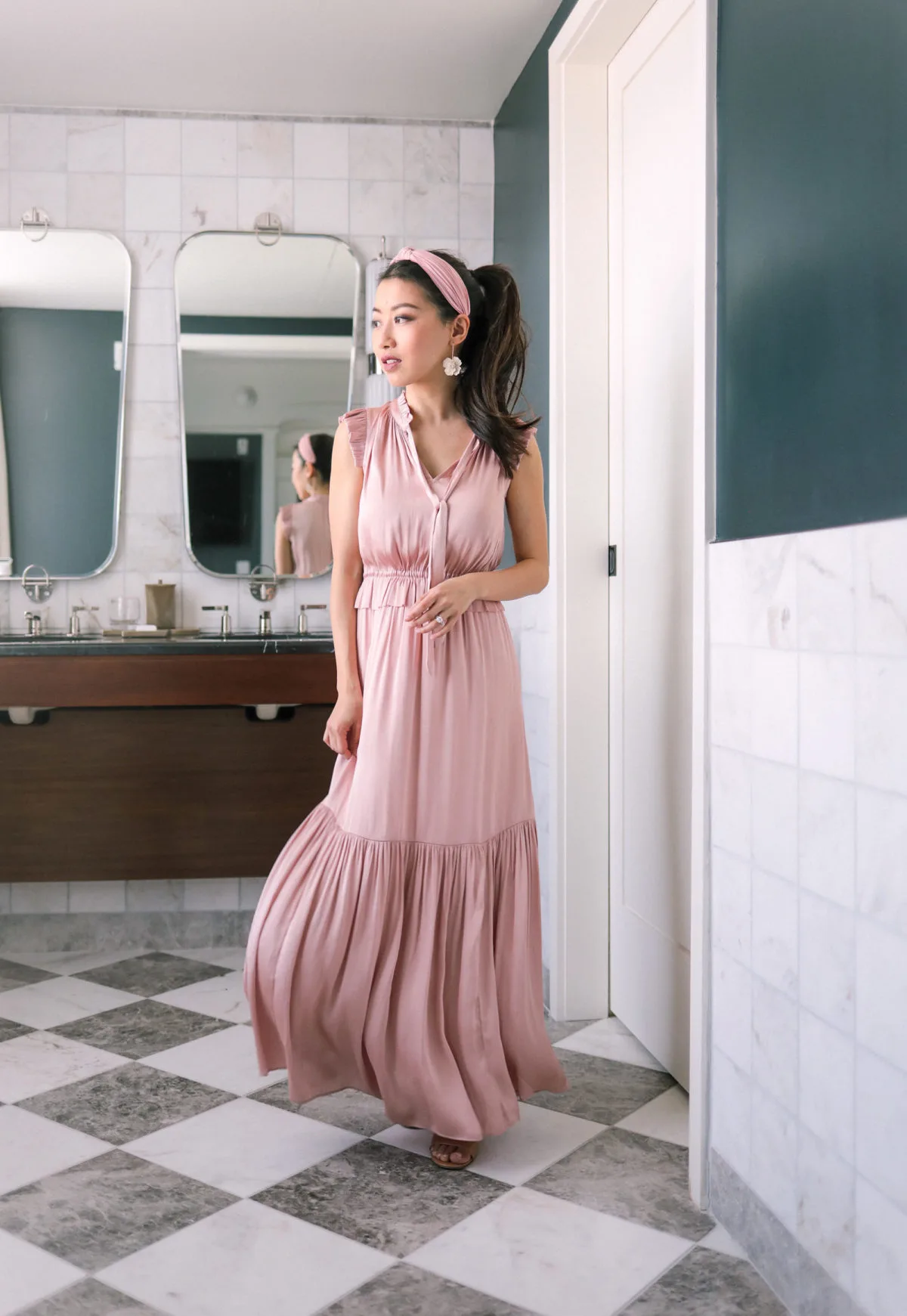 mặc đẹp cùng đầm eo cao hồng phối băng đô cùng màu