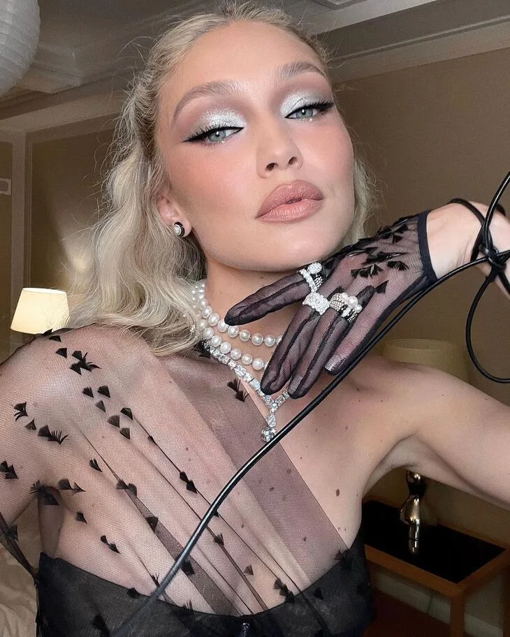 Gigi Hadid với phong cách trang điểm cuốn hút, dự đoán sẽ mang trở lại xu hướng đính ngọc trai cho mùa hè này. Ảnh: Instagram@ patrickta. Gigi Hadid với phong cách trang điểm cuốn hút, dự đoán sẽ mang lại xu hướng đính ngọc trai cho mùa hè này. Ảnh: Instagram@ patrickta.