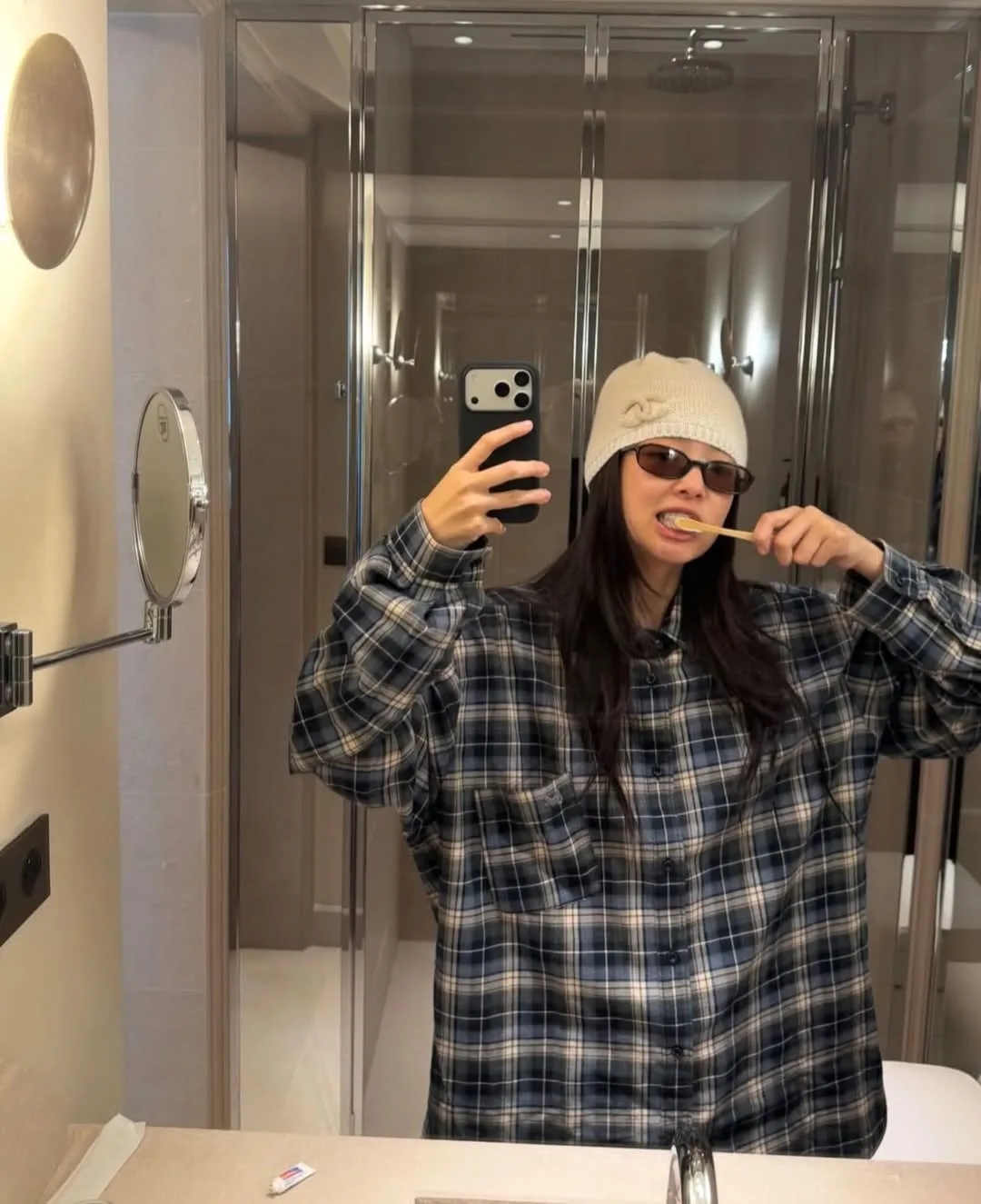 Jennie mặc áo sơ mi caro