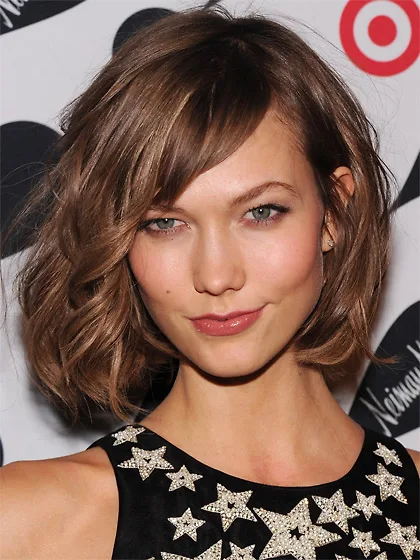 Karlie Kloss vừa yêu kiều vừa xinh tươi trong tóc Bob xoăn nhẹ. Những cô gái sẵn có tóc xoăn tự nhiên và dày sẽ thích hợp nhất với kiểu Bob này. Tóc ngắn qua cằm một chút, mái lệch, uốn nhẹ và giữ nếp bằng kem styling. Không cần chăm sóc hay tạo kiểu cầu kỳ, chỉ cần gội đầu và dùng các ngón tay xới tóc cùng với sản phẩm tạo kiểu là đã đủ đẹp.
