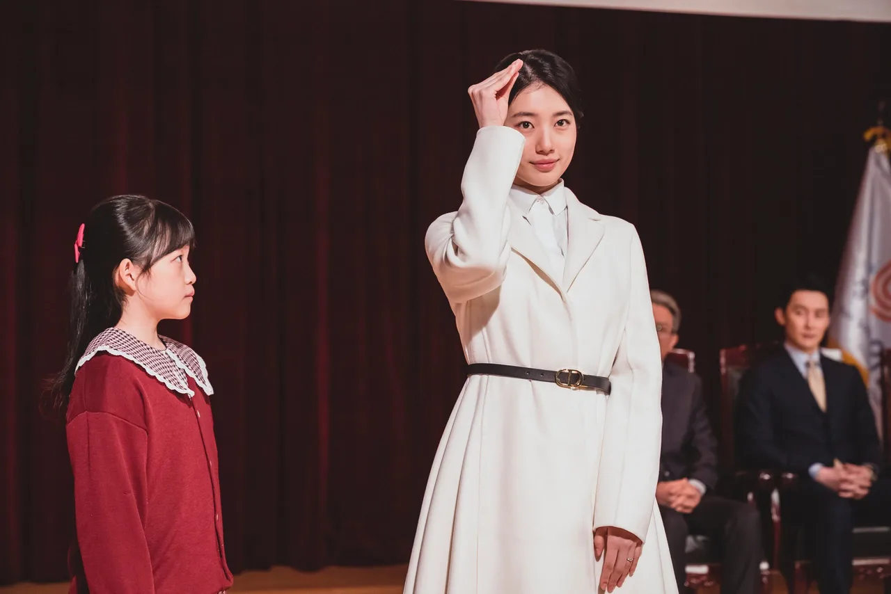 bst áo khoác dáng dài của Suzy trong phim Anna