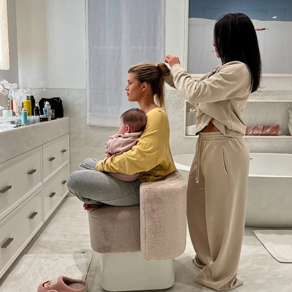 Sofia Richie đang ngồi chăm sóc tóc rụng sau sinh