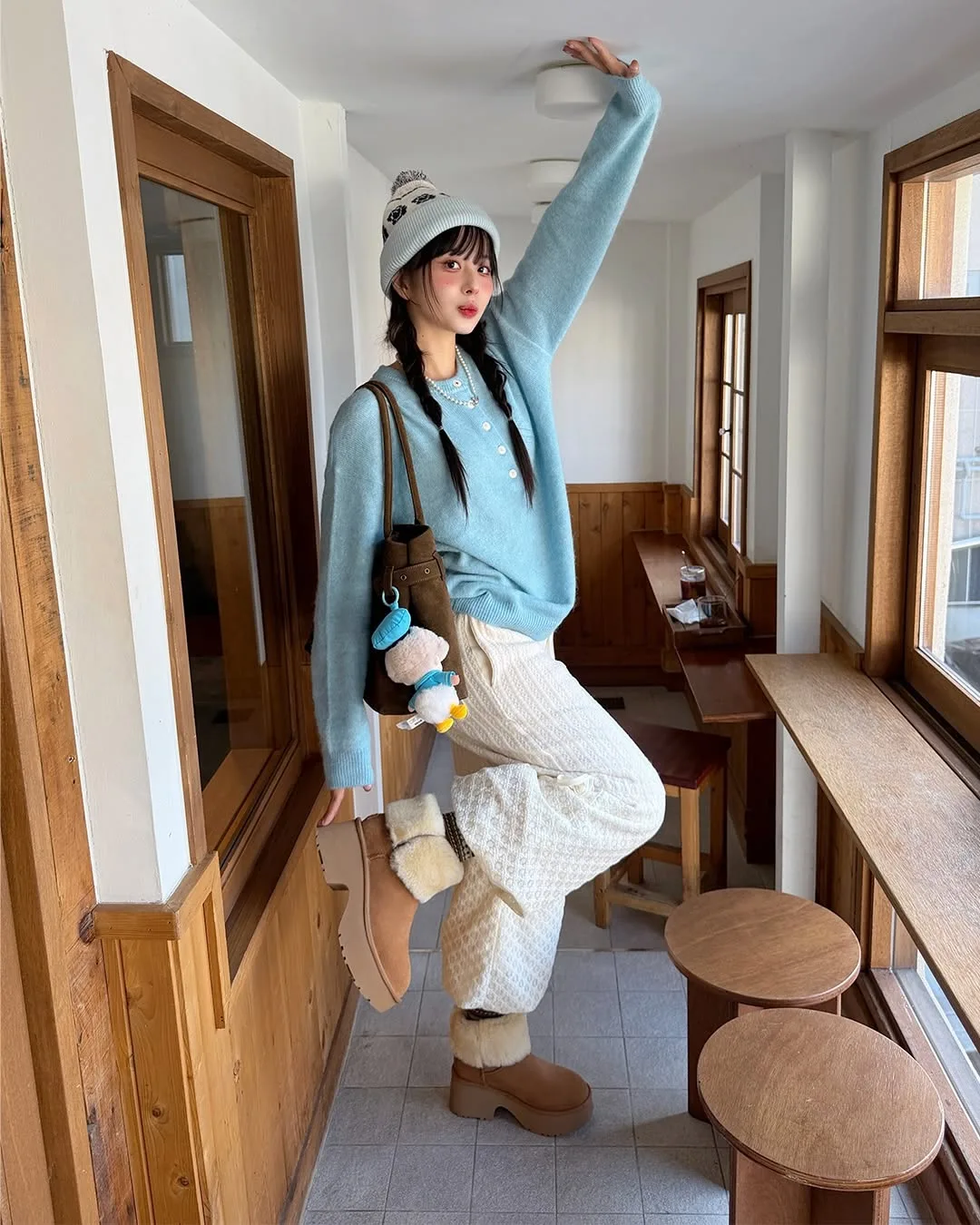 ugg_korea diện quần hoạ tiết