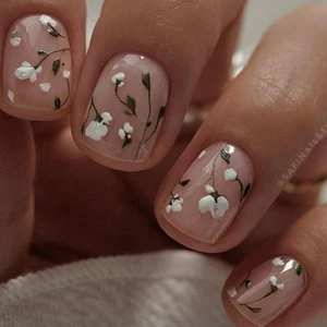 nail màu nude hoạ tiết hoa cho da ngăm