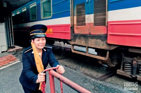 Điều cô tự hào nhất chính là các con của cô. Đổi bằng vàng cũng không bằng tình cảm của chúng dành cho cô đâu! Hồi nhỏ, ở lớp con trai cô tổ chức học thêm, có mỗi con cô là không đăng ký. Khi cô giáo trách, cậu con trai mới tâm sự rằng: “Con thưa cô, nhà con nghèo, bố mẹ con làm công nhân, em gái lại hay ốm nên con không muốn bố mẹ con phải vất vả trả thêm tiền học cho con ạ”. Cũng may từ bé đến lớn, hai đứa chăm chỉ và chịu khó học lắm. Con trai cô mới ra trường và đang ở bên Malaysia làm kiến trúc sư. Dù cuộc sống có đắt đỏ thế nào nhưng cu cậu vẫn cố gắng gửi chút tiền về cho mẹ và lúc nào cũng dặn: “Mẹ dùng tiền đấy mà tiêu, không phải tăng ca để kiếm tiền nuôi em nữa đâu”.