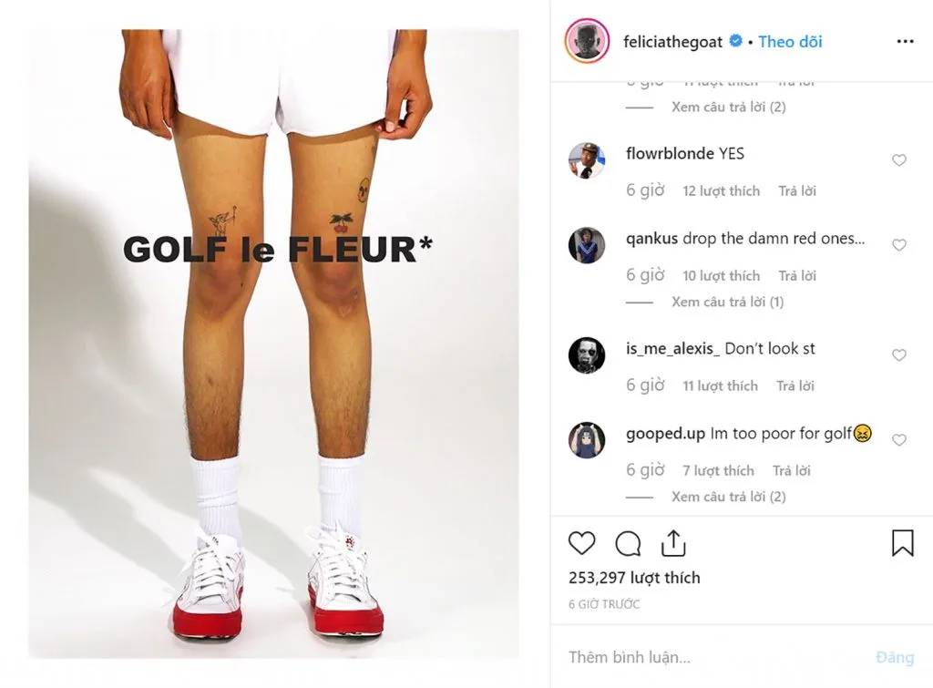 Người mẫu mặc short trắng đi giày Converse trắng viền đỏ