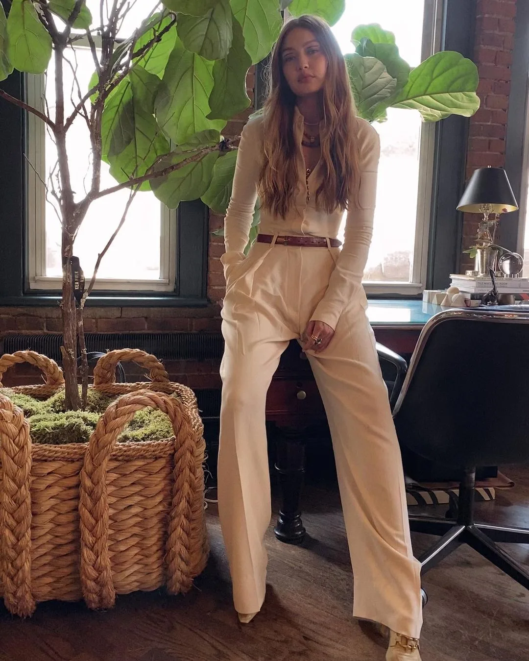 Gigi Hadid quần âu dài