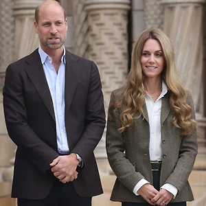 Kate Middleton tóc vàng xuất hiện cùng Hoàng tử William trong chuyến thâm Bảo tàng