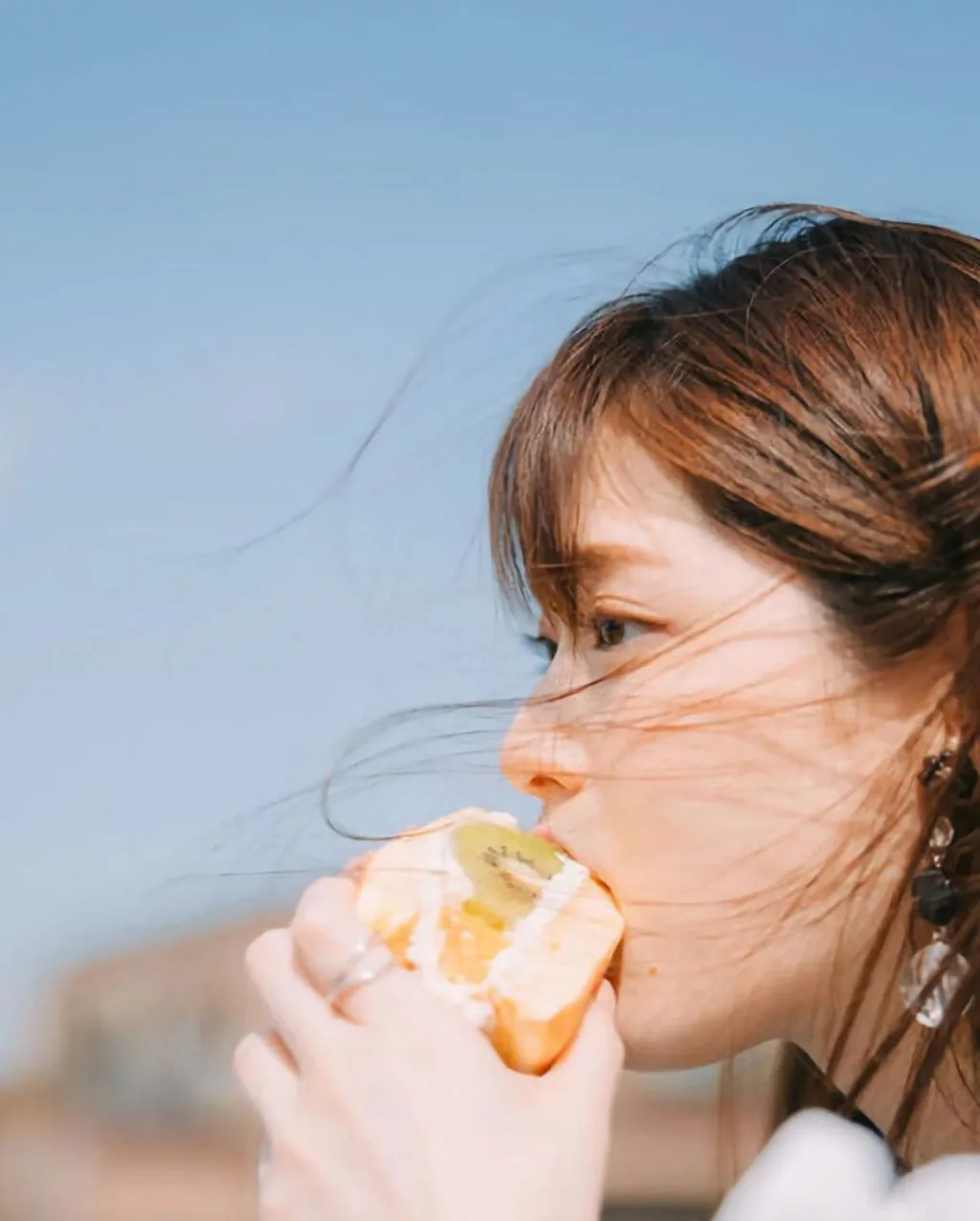 thiếu vitamin D gây hại đối với nhan sắc; thiếu vitamin D; nhan sắc thiếu vitamin D gây hại đến nhan sắc - cô gái ăn bánh ngọt