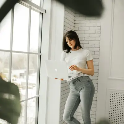 cô gái mặc áo thun trắng tựa vào cửa sổ tìm việc làm doom jobbing