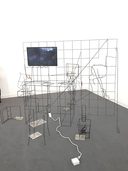 trien-lam-nghe-thuat-duong-dai-quy-mo-lon-tai-frieze-london Neil Beloufa's The Office (2015) at the Mendes Wood DM booth Photo- Lorena Muñoz-Alonso